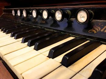 Standard_Organ_-_Keys_and_Knobs_(photo_by_Alan_Levine)